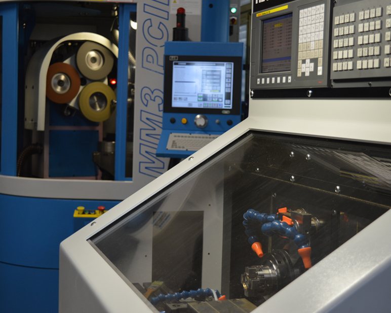 Machine CNC de l'atelier, outillage visible derrière la vitre